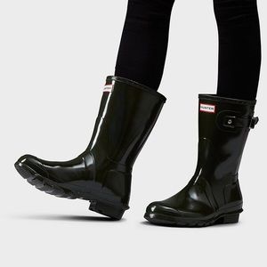 Hunter rain boots. 🖤